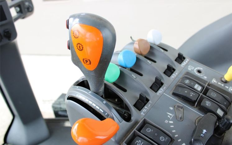 2002 New Holland TG230 full