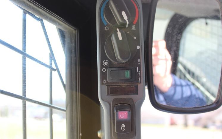 2011 New Holland L220 full